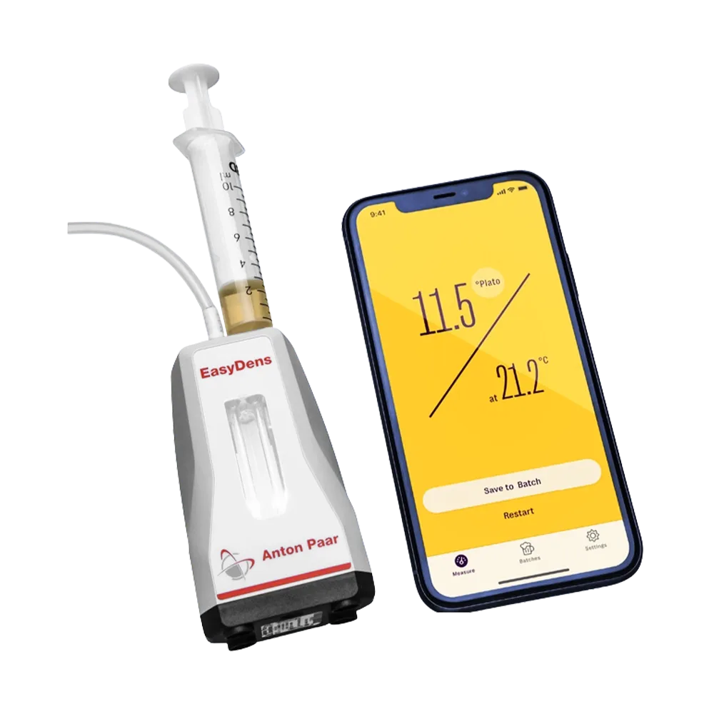 Digitalt hydrometer med sprøjte sammen med en mobiltelefon, der viser den tilhørende app til aflæsninger