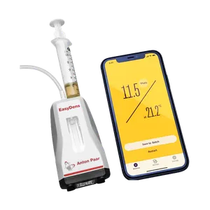 Digitaalinen hydrometri ruiskulla ja matkapuhelin, joka näyttää siihen liittyvän sovelluksen lukemia varten