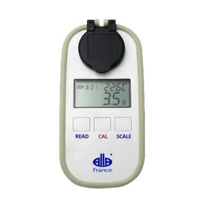 Refraktometeret har et svart deksel som dekker måledelen av instrumentet