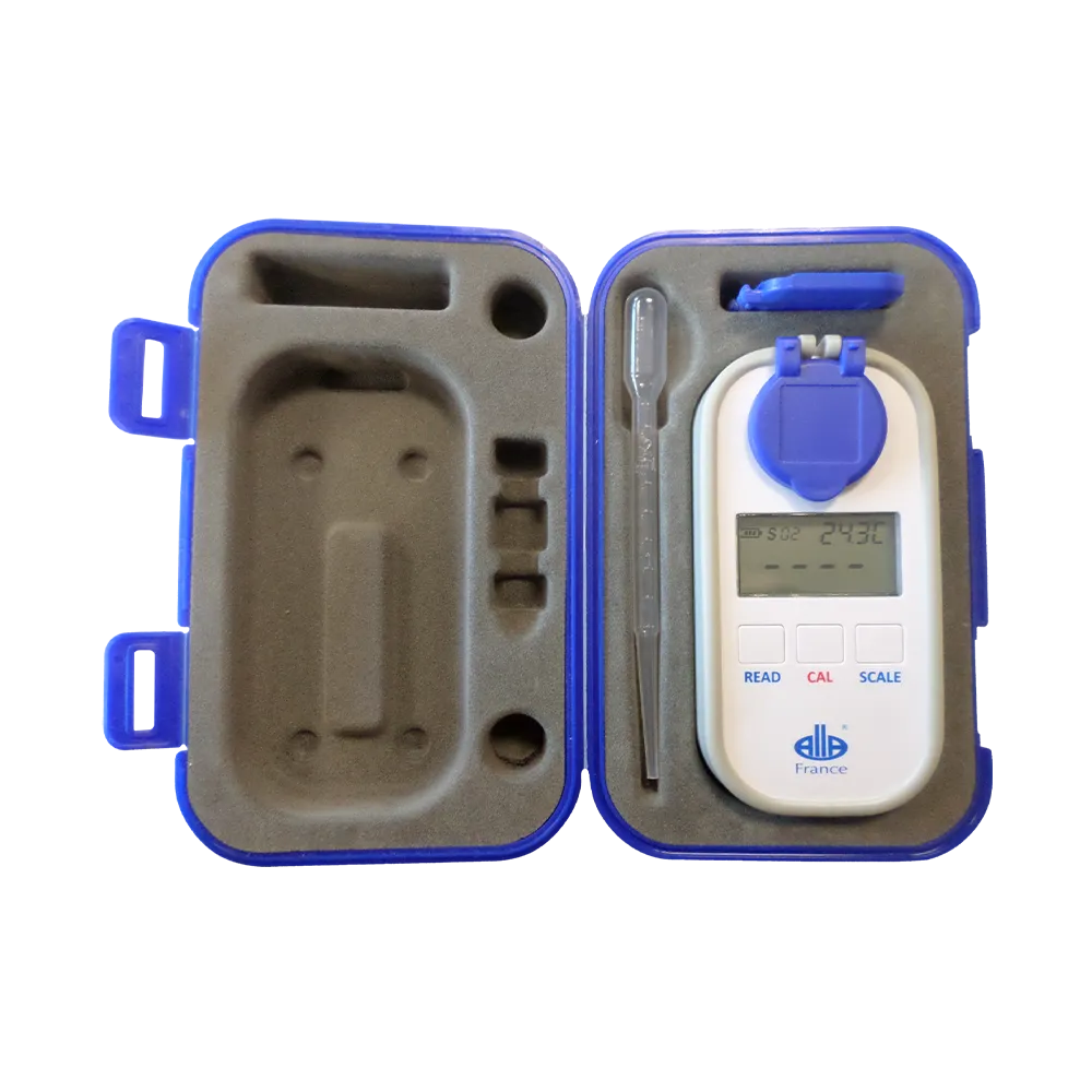 Professionelt refraktometer anbragt i en smart opbevaringskasse sammen med en plastpipette