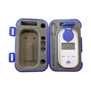 Profesjonelt refraktometer plassert i en smart oppbevaringsboks sammen med en plastpipette