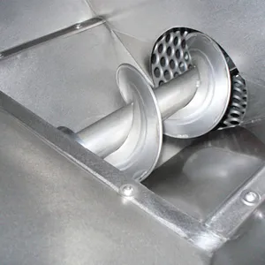 En skrue i rustfritt stål transporterer druene inn i avstilkeren