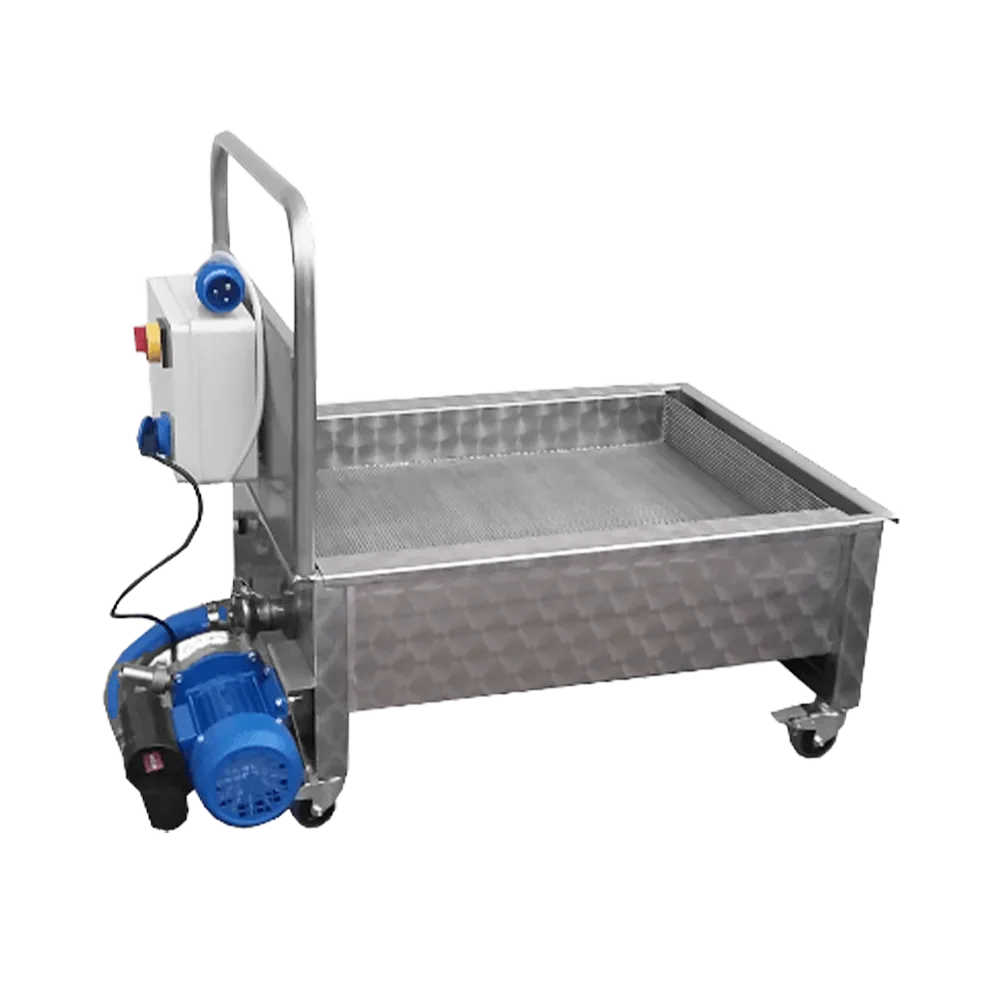 Stor kum i rustfritt stål montert på låsbare hjul med elektrisk nivåsensor og pumpe på siden, sett fra pumpemotor