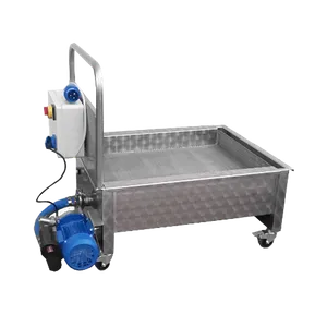 Stor kum i rustfritt stål montert på låsbare hjul med elektrisk nivåsensor og pumpe på siden, sett fra pumpemotor