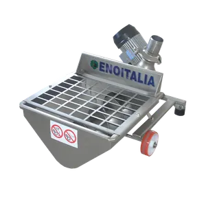 Keräysastia ruostumatonta terästä asennettuna kärryyn yhdessä pumpun kanssa, arina on keräysastian päällä