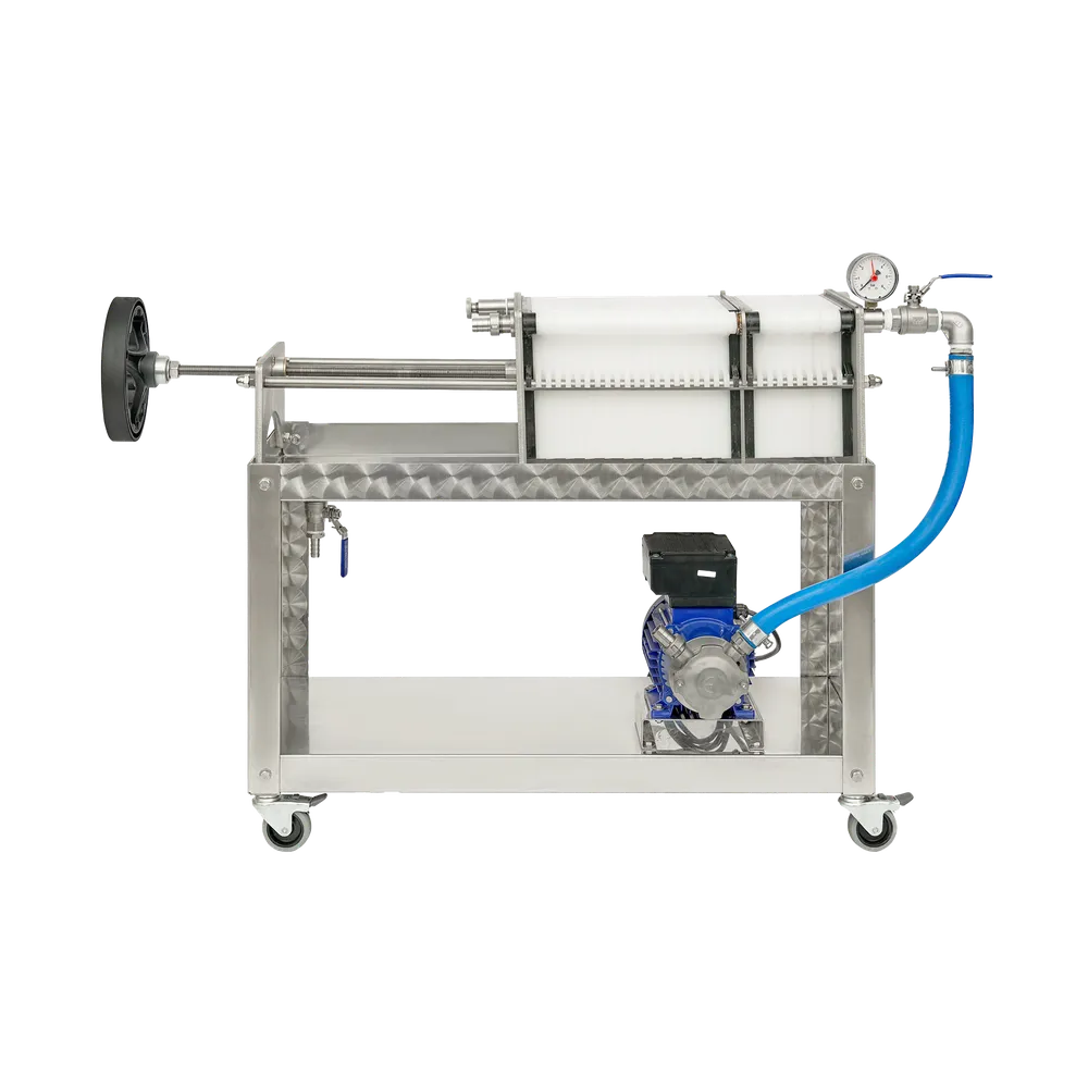 Plattfilter med ställning tillverkad av rostfritt stål, på filtret sitter en svart ratt för att spänna ihop filterplattorna
