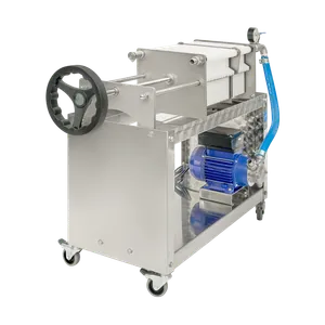 Flatfilter på ramme i rustfritt stål med fire svingbare og låsbare hjul