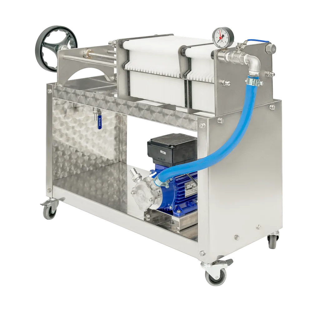 Platefilter på et stativ i rustfritt stål med en blå slange koblet til en pumpe som står på stativet under platefilteret