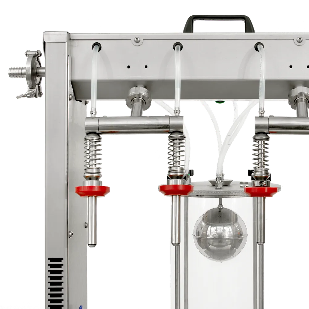 Närbild på maskinens 4 fyllnadsmunstycken, tillverkade i rostfritt stål med röda detaljer