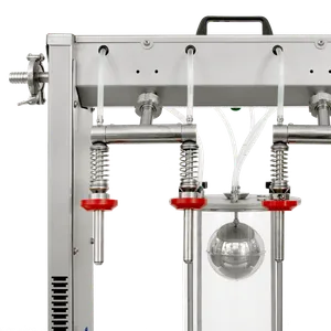 Närbild på maskinens 4 fyllnadsmunstycken, tillverkade i rostfritt stål med röda detaljer