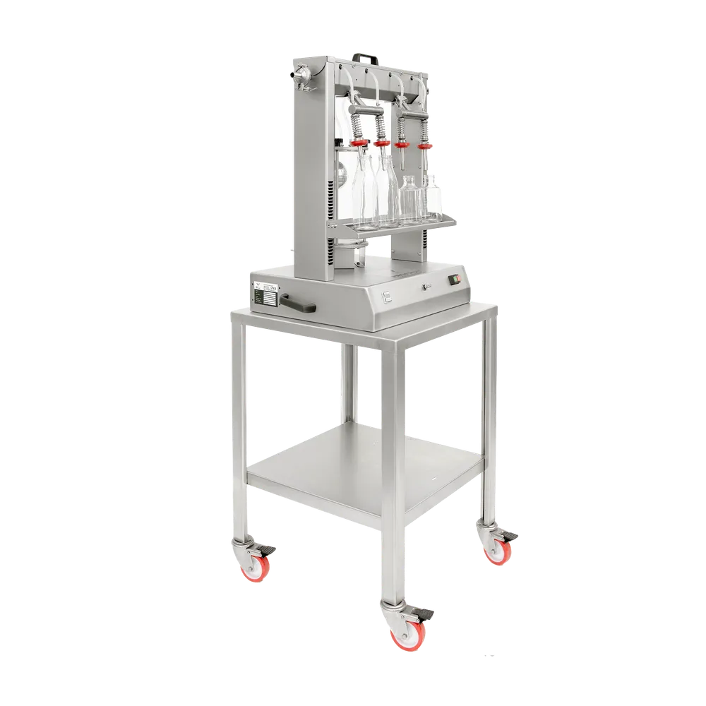 Vakuumfyllaren sett från sidan, på sidan sitter svarta handtag för att enkelt kunna lyfta maskinen