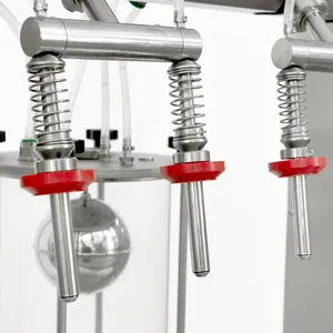 Närbild på maskinens 4 fyllnadsmunstycken, tillverkade i rostfritt stål med röda detaljer