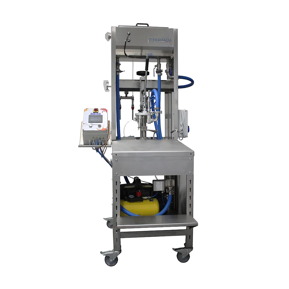 Kombinationsfyllare med flasktappning på en sida och tappning av bag-in-box på motsatt sida. Vy mot sida för flasktappning