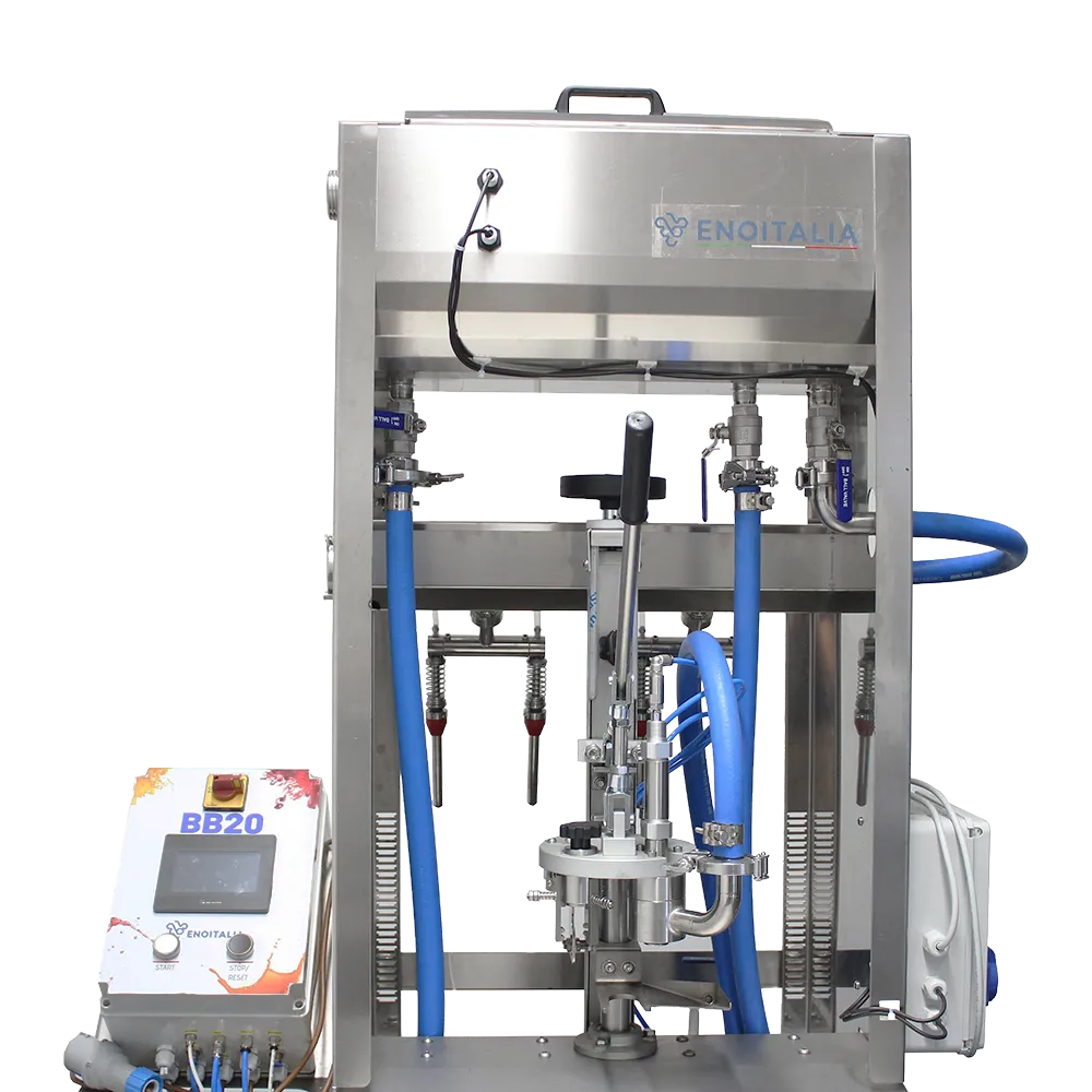 Kombinasjonsfyller med flaskefylling på den ene siden og bag-in-box-fylling på motsatt side