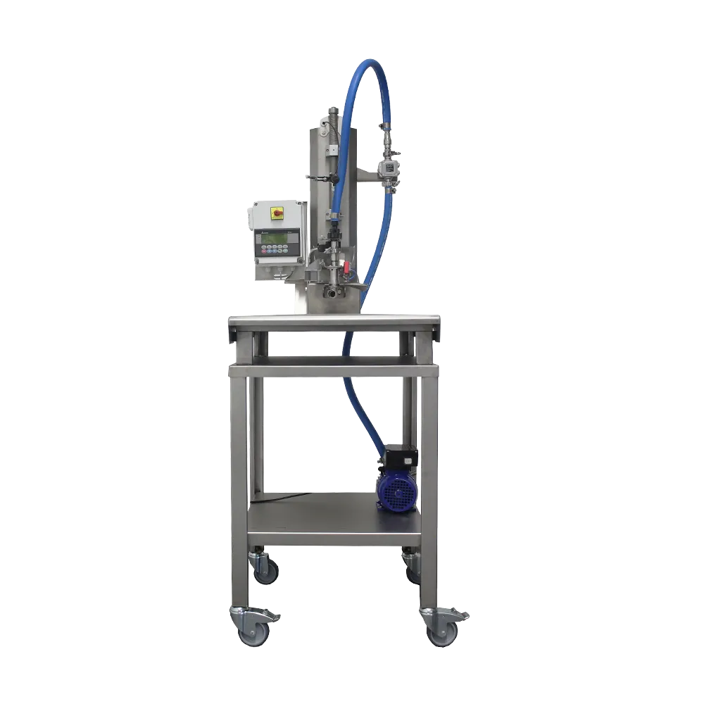 Maskinen sytår på ett bord av rostfritt stål med svängbara hjul, på bordets hylla sitter kompressor och pump kopplat till maskinen.