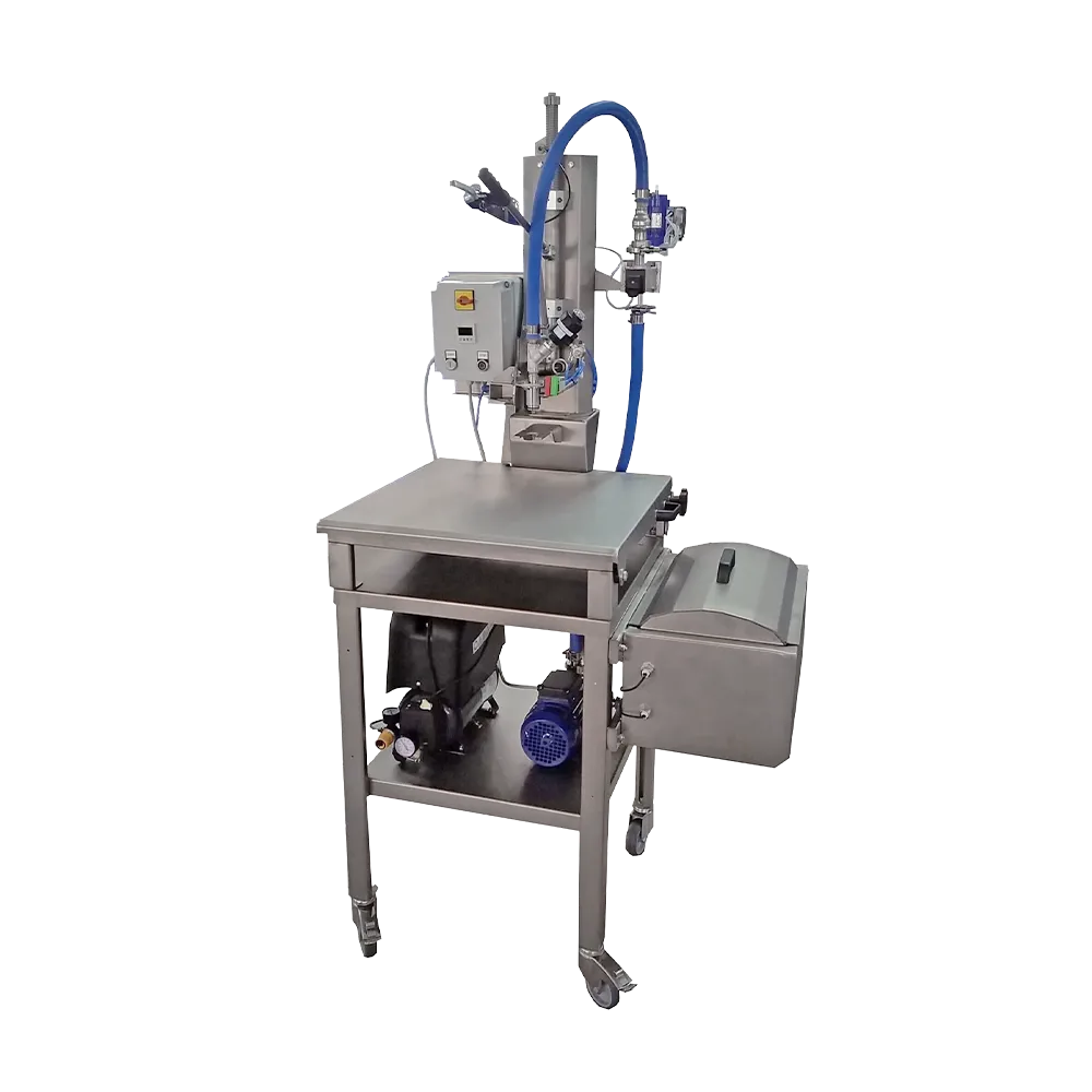 Maskinen sytår på ett bord av rostfritt stål med svängbara hjul, på bordets hylla sitter kompressor och pump kopplat till maskinen.