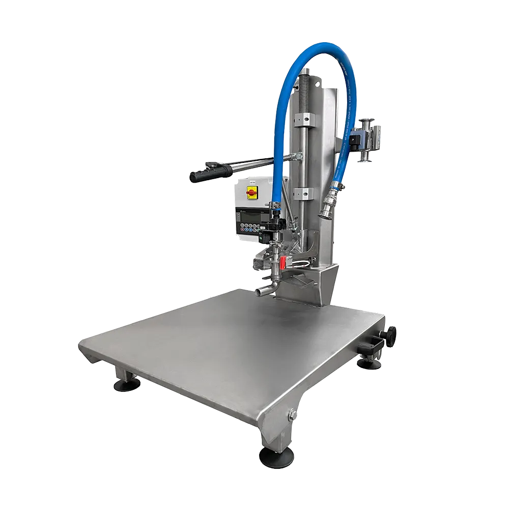 Maskin i rustfritt stål med stor metallplate, knapper og en blå slange for å fylle posen i esken