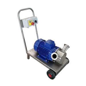 En mobil juicepump i rostfritt stål med blå detaljer samt två hjul och ett elskåp för styrning monterat på handtaget