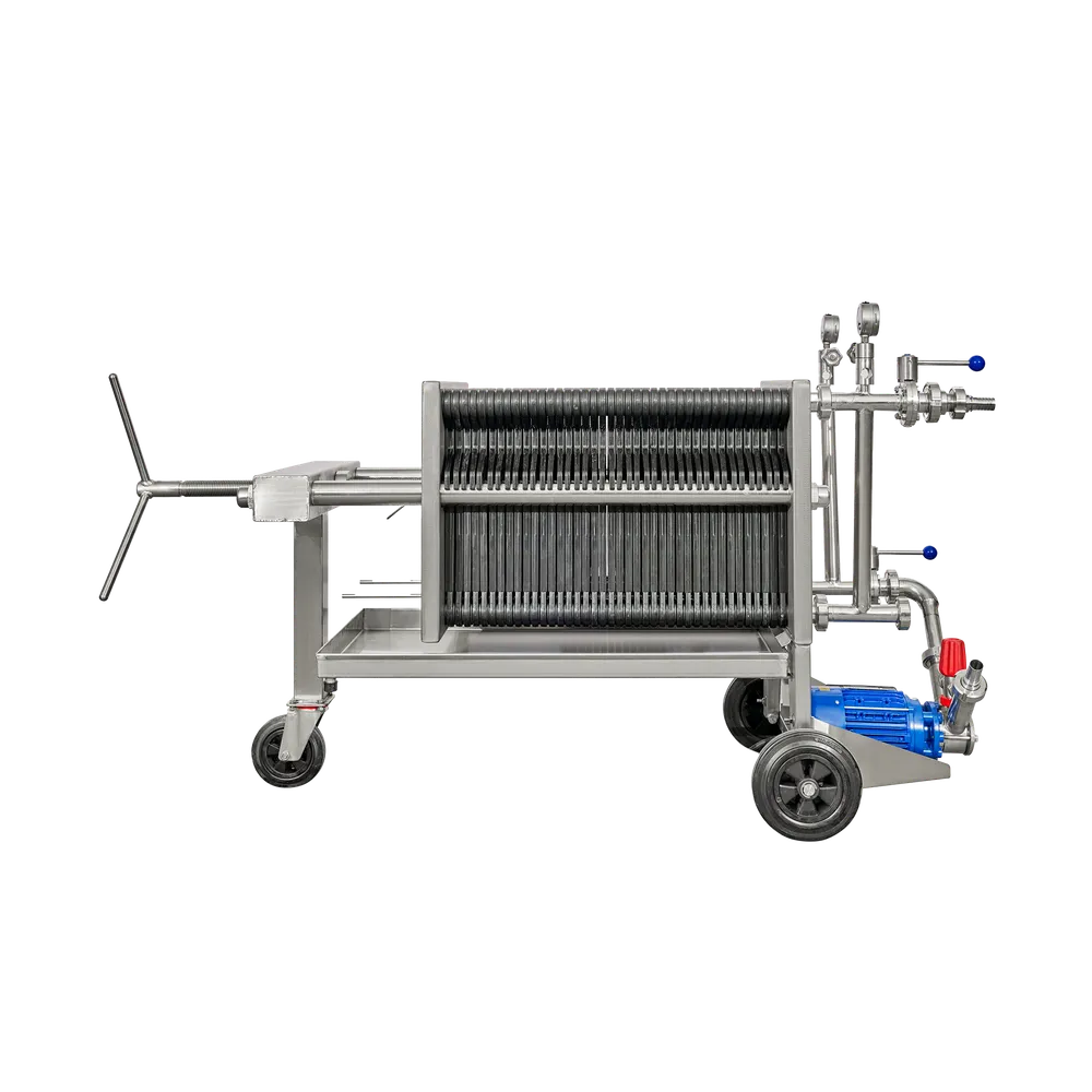 Plattfiltret är monterat på en ram med tre svarta hjul