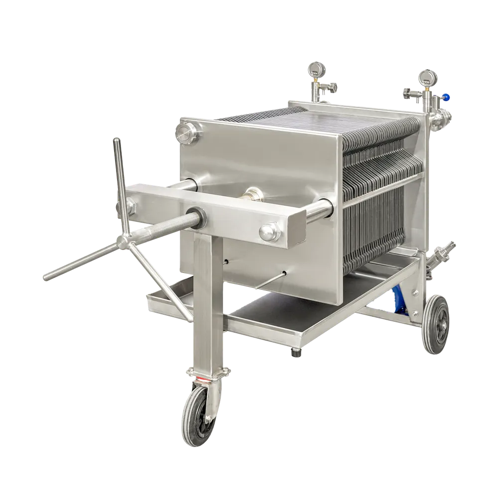 Pladefilteret presses sammen ved hjælp af en stor skrue, der presser på en stor rustfri stålplade