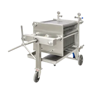 Pladefilteret presses sammen ved hjælp af en stor skrue, der presser på en stor rustfri stålplade