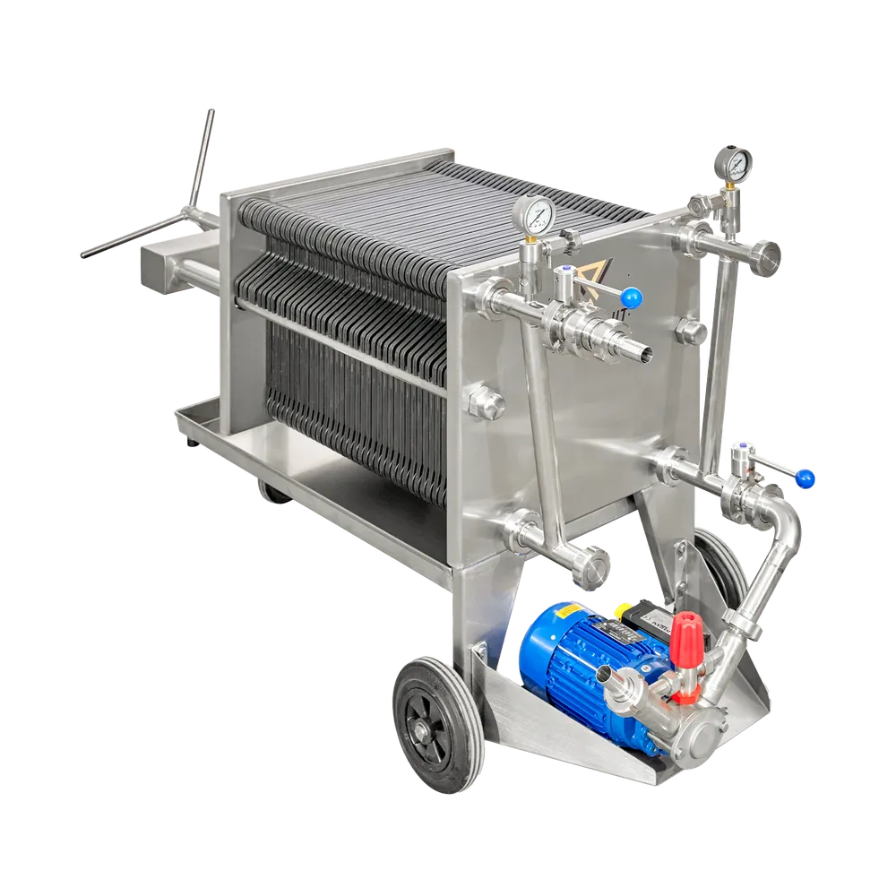 Fladfilter med ramme i rustfrit stål og rør i rustfrit stål med en integreret pumpe udstyret med en blå elmotor