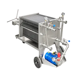 Fladfilter med ramme i rustfrit stål og rør i rustfrit stål med en integreret pumpe udstyret med en blå elmotor