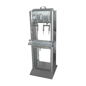 Flaskepåfyller i rustfritt stål med utløp for 4 flasker, integrert stativ som gjør at maskinen når riktig arbeidshøyde