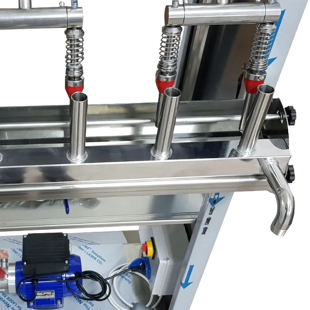 Bildet viser en manifold i rustfritt stål som er tilpasset flaskepåfyllingsstussen, og som brukes til rengjøring av maskinen