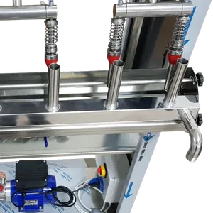 Bildet viser en manifold i rustfritt stål som er tilpasset flaskepåfyllingsstussen, og som brukes til rengjøring av maskinen