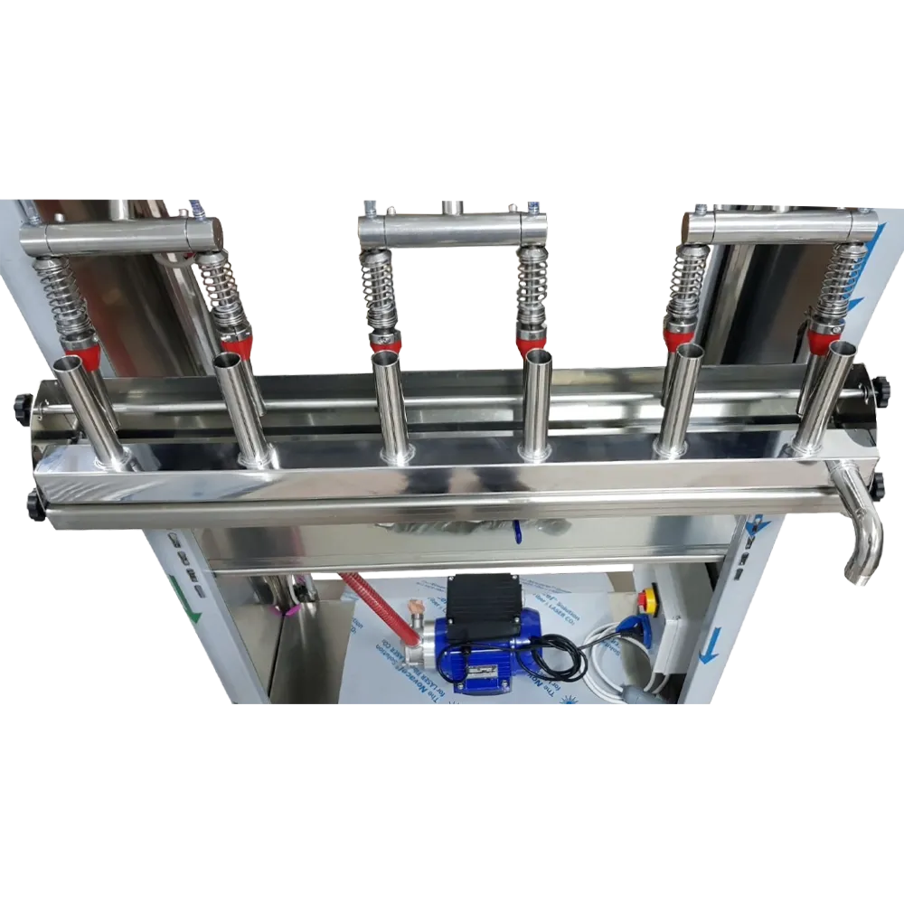 Bildet viser en manifold i rustfritt stål som er tilpasset flaskepåfyllingsstussen, og som brukes til rengjøring av maskinen