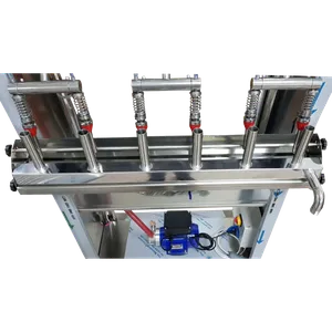 Bildet viser en manifold i rustfritt stål som er tilpasset flaskepåfyllingsstussen, og som brukes til rengjøring av maskinen