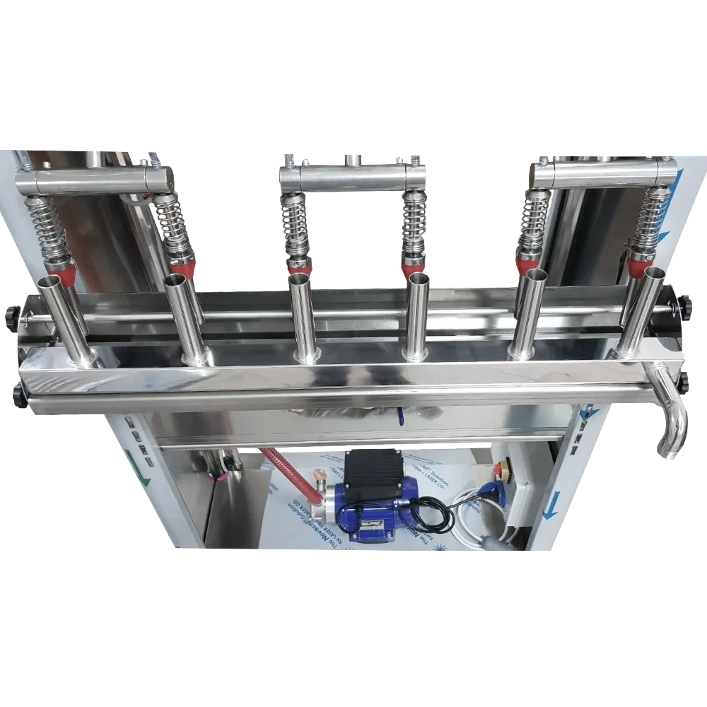 Bilden visar ett förgreningsrör i rostfritt stål som är anpassat efter uttagen för flaskfyllning, används vid rengöring av maskinen