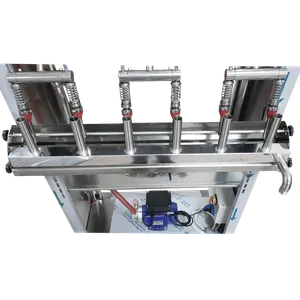 Bilden visar ett förgreningsrör i rostfritt stål som är anpassat efter uttagen för flaskfyllning, används vid rengöring av maskinen