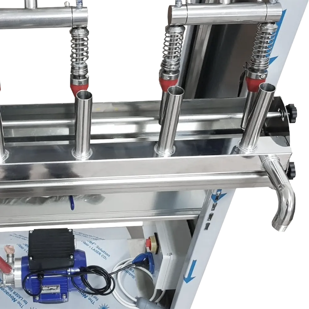 Bilden visar ett förgreningsrör i rostfritt stål som är anpassat efter uttagen för flaskfyllning, används vid rengöring av maskinen