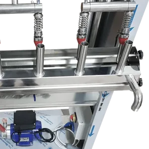 Bilden visar ett förgreningsrör i rostfritt stål som är anpassat efter uttagen för flaskfyllning, används vid rengöring av maskinen
