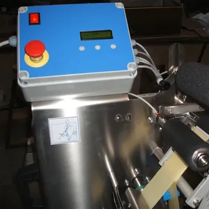 Etiketmaskine i rustfrit stål med blå detaljer