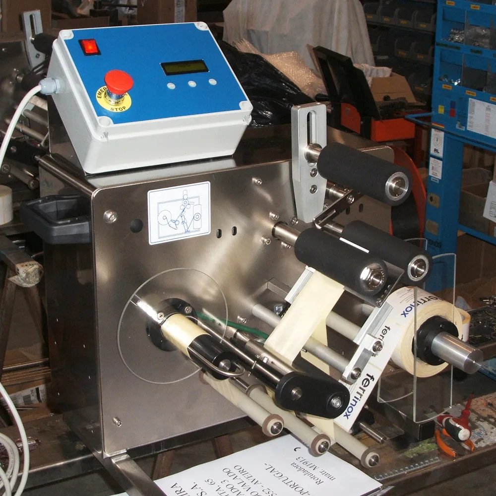 Halvautomatisk mærkningsmaskine til flasker og krukker, hvor en etiketrulle placeres