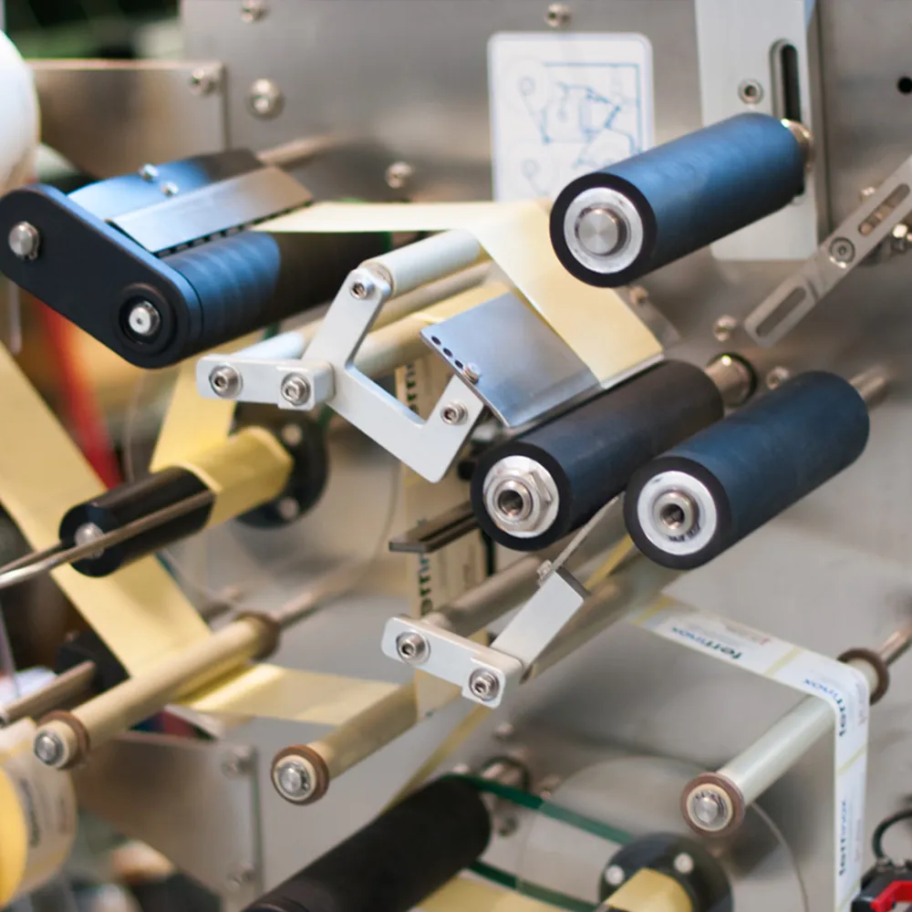 Etiketten placeres i den halvautomatiske mærkningsmaskine