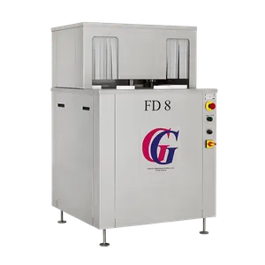 Ruostumattomasta teräksestä valmistettu kone, jossa on pyörivä pöytä, jossa on pidikkeet 8 pullolle, kone toimii höyryllä