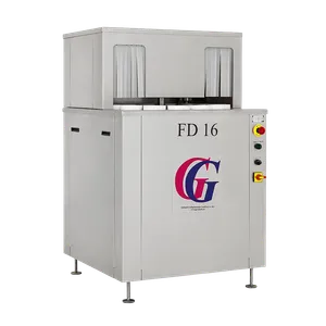 Ruostumattomasta teräksestä valmistettu kone, jossa on pyörivä pöytä, jossa on pidikkeet 16 pullolle, kone toimii höyryllä