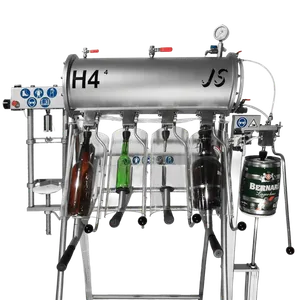 Mottrycksfyllare i rostfritt stål med olika typer av glasflaskor placerade