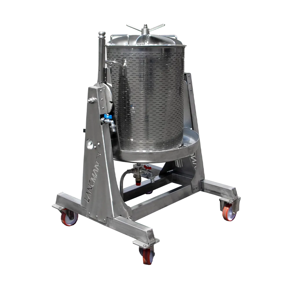 Mindre cylinderformad fruktpress i rostfritt stål som är monterad på en ställning med svängbara hjul
