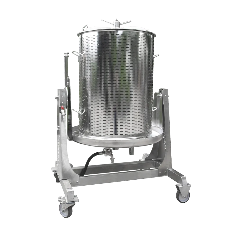 Sylinterimäinen ruostumattomasta teräksestä valmistettu hedelmäpuristin, joka on asennettu jalustalle, jossa on kääntyvät pyörät