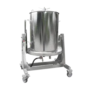 Sylinterimäinen ruostumattomasta teräksestä valmistettu hedelmäpuristin, joka on asennettu jalustalle, jossa on kääntyvät pyörät