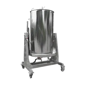 Sylinterimäinen ruostumattomasta teräksestä valmistettu hedelmäpuristin, joka on asennettu jalustalle, jossa on kääntyvät pyörät