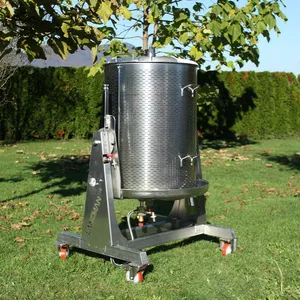 Ruostumattomasta teräksestä valmistettu hydropressi, joka on sijoitettu nurmikolle