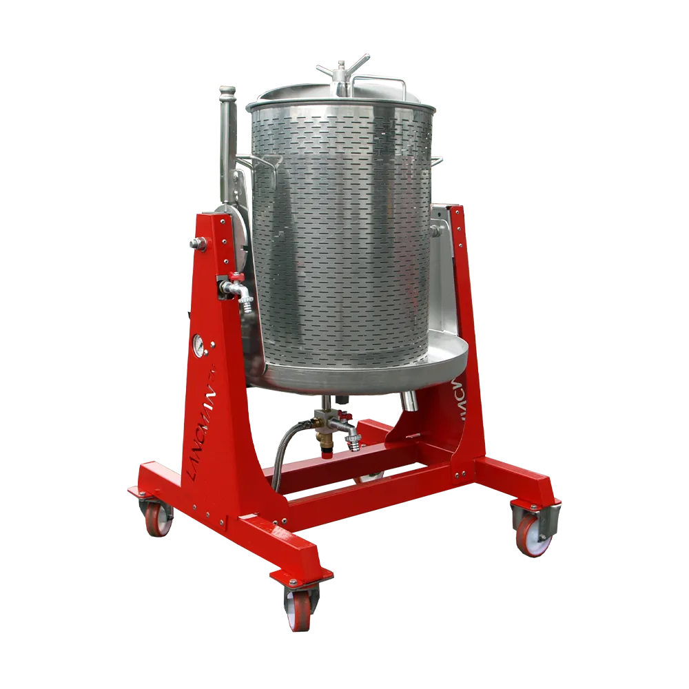 Mindre modell av cylinderformad hydropress i rostfritt stål som står på en röd stålkonstruktion på hjul