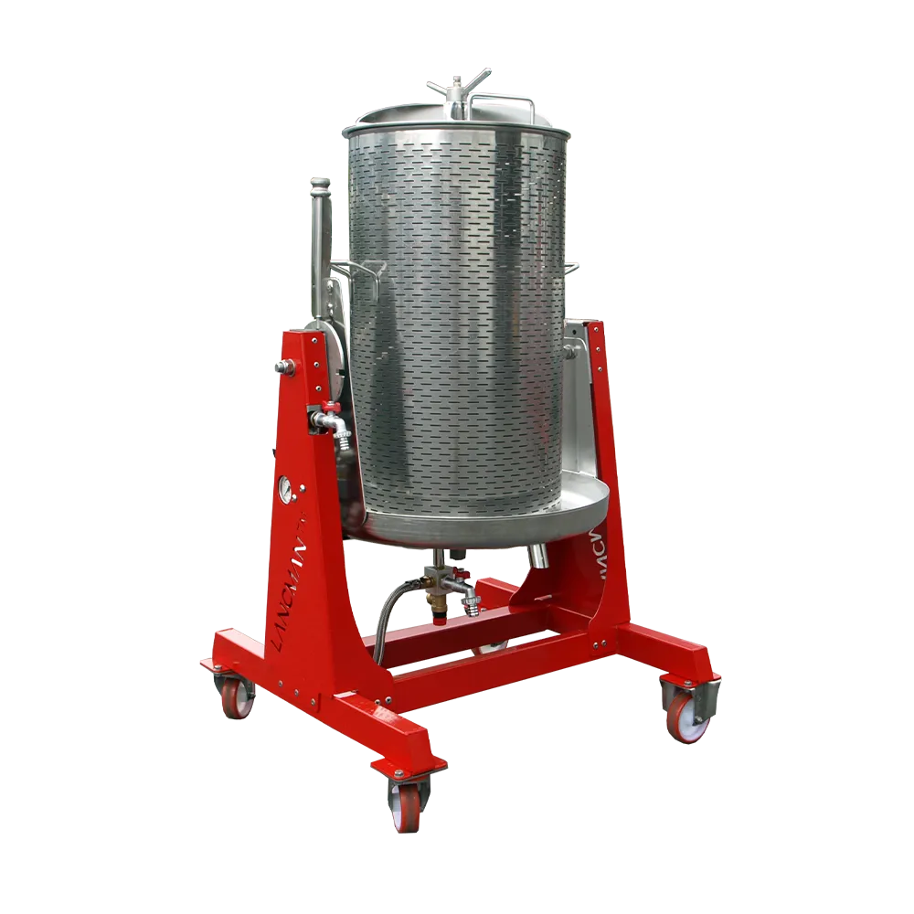 Cylinderformad hydropress i rostfritt stål som står på en röd stålkonstruktion på hjul