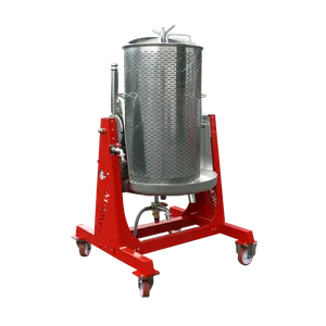 Cylinderformad hydropress i rostfritt stål som står på en röd stålkonstruktion på hjul